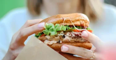 Bahaya Junk Food Bagi Ibu Hamil dan Risikonya