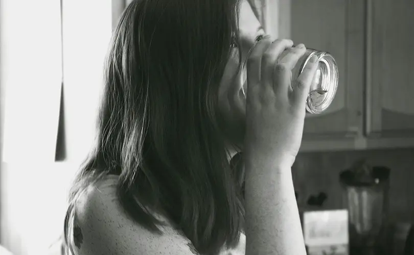 Perawatan kulit efektif dengan rutin minum air