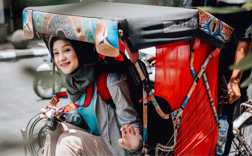Backpacker Naik Becak