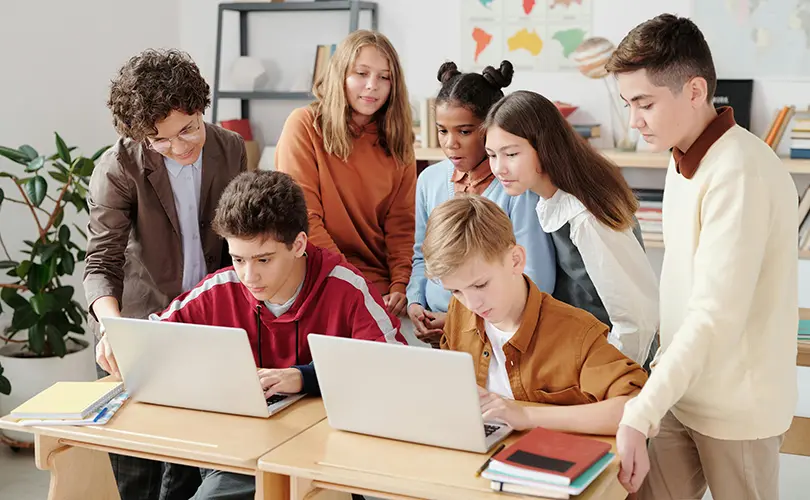 Siswa Belajar dengan Laptop - Peran Teknologi Meningkatkan Kualitas Pendidikan